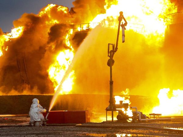 Penampakan Kobaran Api Lalap Depot Minyak di Ukraina