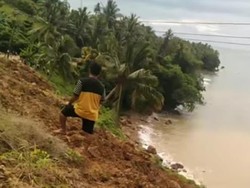 Penampakan Longsor Tutupi Jalan Trans Sulawesi di Majene-Lalin Lumpuh Total