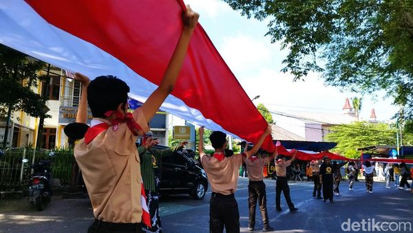 Potret Pengibaran Bendera Merah Putih 1.000 Meter di Salatiga