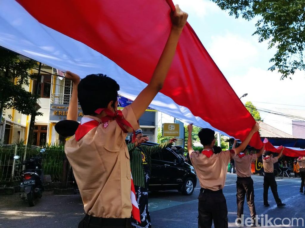 Potret Pengibaran Bendera Merah Putih 1.000 Meter di Salatiga Potret Pengibaran Bendera Merah Putih 1.000 Meter di Salatiga