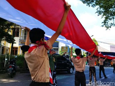 Potret Pengibaran Bendera Merah Putih 1.000 Meter di Salatiga