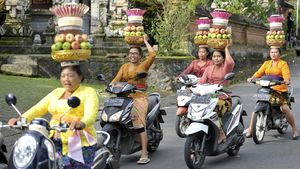 Perempuan Bali Ramai Penuhi Jalanan Badung