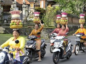 Perempuan Bali Ramai Penuhi Jalanan Badung