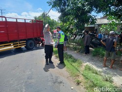 Sopir Diduga Ngantuk, Pikap Masuk Parit Usai Tabrak Motor di Magetan