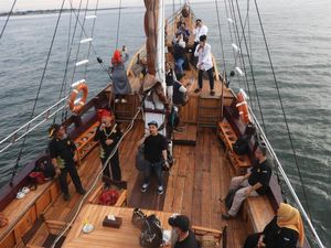 Tiga Jam Bersama Kapal Pinisi Pusaka Indonesia
