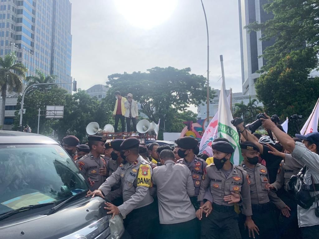 Demo BEM SI di Patung Kuda Jakpus Diwarnai Saling Dorong dengan Polisi