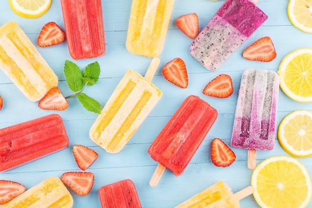 Popsicle dapat dikonsumsi sebagai es krim maupun jelly yang diisi potongan buah-buahan