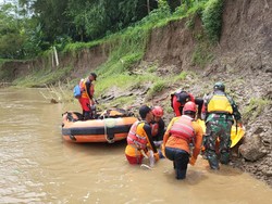 Pencari Rumput yang Hilang Saat Nyebang Sungai Pakai Ban Ditemukan Tewas