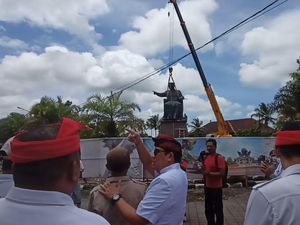 Patung Bung Karno di Tabanan Kini Ditempatkan di Pedestal Baru Patung Bung Karno di Tabanan Kini Ditempatkan di Pedestal Baru