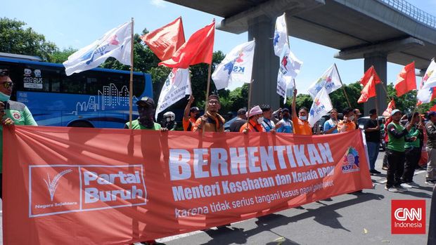Puluhanburuh berunjuk rasa di depan Kantor Kementerian Kesehatan di Kuningan,Jakarta Selatan, Jumat (28/10). Mereka menuntut Menkes dan Kepala BPOMmundur imbas kasus gangguan ginjal akut progresif atipikal yangmenyebabkan ratusan anak di Indonesia dunia