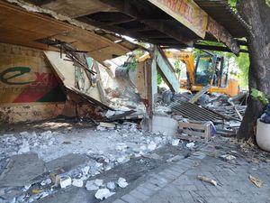 Puluhan Stan PKL Dibongkar Imbas Pelebaran Jalan Manyar Gresik, Pemilik Pasrah Puluhan Stan PKL Dibongkar Imbas Pelebaran Jalan Manyar Gresik, Pemilik Pasrah