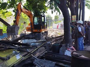 Puluhan Stan PKL Dibongkar Imbas Pelebaran Jalan Manyar Gresik