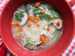 Resep Misua Kuah Sayuran yang Segar untuk Makan Siang Anak