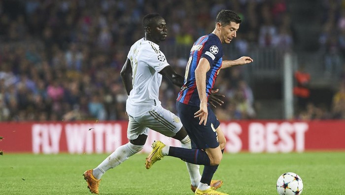 BARCELONA, SPAIN - OCTOBER 26: Sadio Mane of Bayern Muenchen and Robert Lewandowsky of FC Barcelona battle for the ball during the UEFA Champions League group C match between FC Barcelona and FC Bayern München at Spotify Camp Nou on October 26, 2022 in Barcelona, Spain. (Photo by Maria Jose Segovia/DeFodi Images via Getty Images)