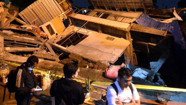 Rumah Ambruk Tergerus Aliran Sungai di Denpasar