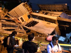 Rumah Ambruk Tergerus Aliran Sungai di Denpasar Rumah Ambruk Tergerus Aliran Sungai di Denpasar