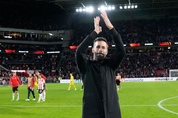 EINDHOVEN, NETHERLANDS - OCTOBER 27: Headcoach Ruud van Nistelrooij of PSV Eindhoven Looks on during the UEFA Europa League group A match between PSV Eindhoven and Arsenal FC at Phillips Stadium on October 27, 2022 in Eindhoven, Netherlands. (Photo by Raymond Smit/NESImages/DeFodi Images via Getty Images)