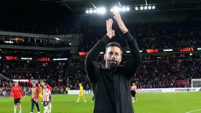EINDHOVEN, NETHERLANDS - OCTOBER 27: Headcoach Ruud van Nistelrooij of PSV Eindhoven Looks on during the UEFA Europa League group A match between PSV Eindhoven and Arsenal FC at Phillips Stadium on October 27, 2022 in Eindhoven, Netherlands. (Photo by Raymond Smit/NESImages/DeFodi Images via Getty Images)