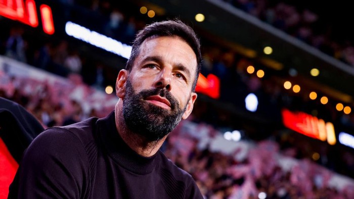 EINDHOVEN, NETHERLANDS - OCTOBER 27: Headcoach Ruud van Nistelrooij of PSV Eindhoven Looks on during the UEFA Europa League group A match between PSV Eindhoven and Arsenal FC at Phillips Stadium on October 27, 2022 in Eindhoven, Netherlands. (Photo by Raymond Smit/NESImages/DeFodi Images via Getty Images)