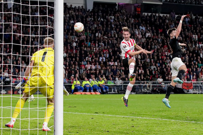 Ruud van Nistelrooy, PSV EINDHOVEN, NETHERLANDS - OCTOBER 27: Headcoach Ruud van Nistelrooij of PSV Eindhoven Looks on during the UEFA Europa League group A match between PSV Eindhoven and Arsenal FC at Phillips Stadium on October 27, 2022 in Eindhoven, Netherlands. (Photo by Raymond Smit/NESImages/DeFodi Images via Getty Images)
