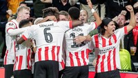 Di Grup A, PSV masih berpeluang untuk salip Arsenal di pekan terakhir Liga Europa Minggu depan nanti. PSV akan hadapi Bodo/Glmit dan Arsenal kontra Zurich, sementara Arsenal memimpin dengan 12 poin dan PSV menempel dengan 10 poin. Peringkat pertama akan lolos langsung ke babak 16 besar dan runner up hadapi playoff kontra peringkat ketiga Liga Champions (Getty Images)