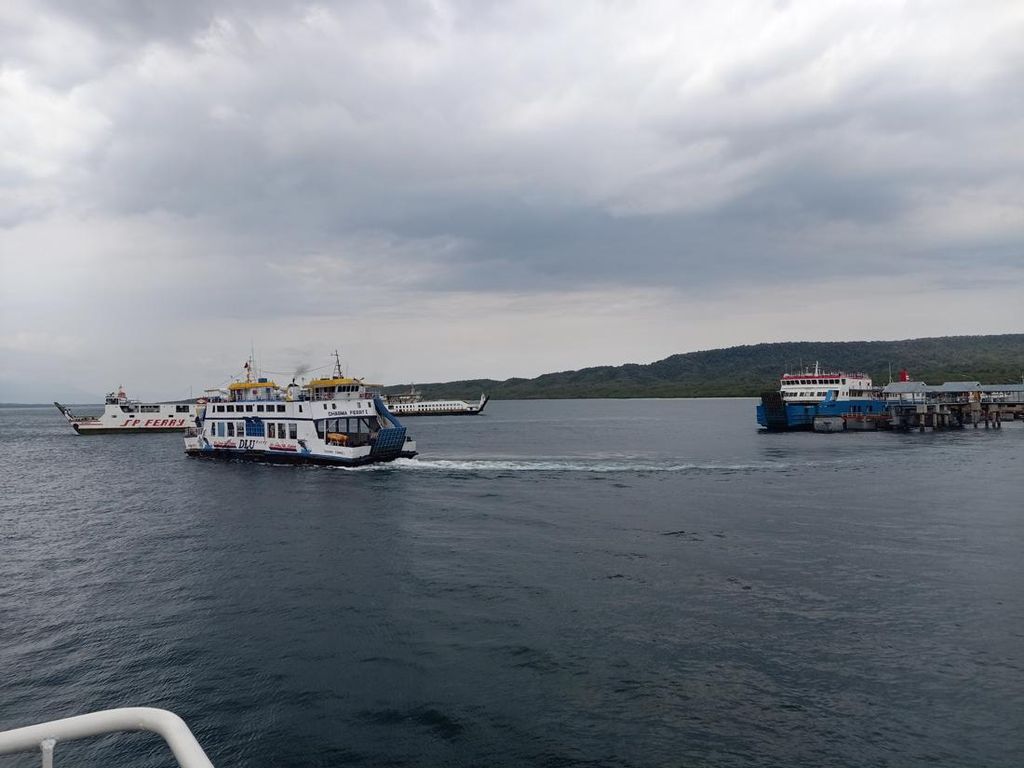 Viral, Penumpang KMP Perkasa Prima 5 Diduga Menceburkan Diri ke Selat Bali Viral, Penumpang KMP Perkasa Prima 5 Diduga Menceburkan Diri ke Selat Bali