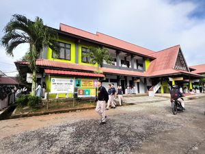 Kisah Sekolah di Perbatasan RI-Malaysia, Minim Guru-Siswa Tinggal di Asrama