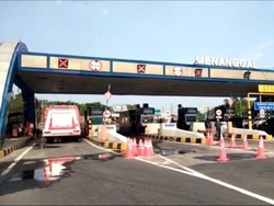 Bus Terbakar di Exit Tol Menanggal, Gate 1-3 Ditutup Sementara