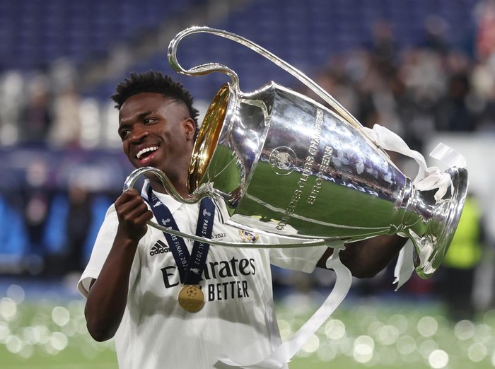 PARIS, FRANCE - MAY 28: Vinicius Junior of Real Madrid celebrates with the UEFA Champions League trophy after the UEFA Champions League final match between Liverpool FC and Real Madrid at Stade de France on May 28, 2022 in Paris, France. (Photo by Matthew Ashton - AMA/Getty Images)