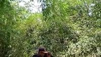 Potret Warga Yehembang Kauh Jembrana Gendong Lansia Lintasi Jembatan