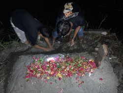 Protes Jalan Rusak, Warga Batu Bara Bangun Kuburan di Pinggir Jalan