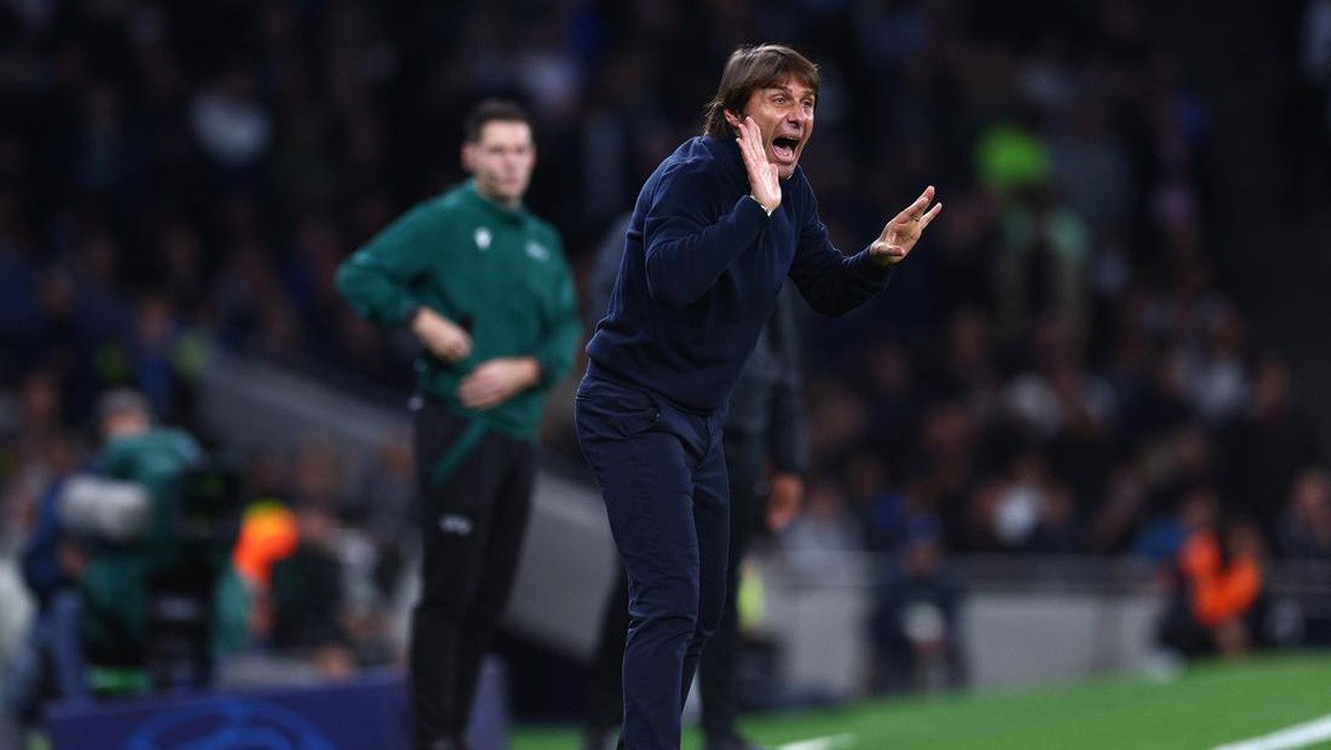 Antonio Conte masih mengomel soal drama VAR di laga Tottenham Hotspur vs Sporting. (Foto: Getty Images/Clive Rose)
