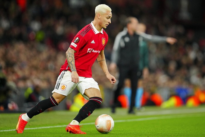 Manchester Uniteds Antony runs with the ball during the Europa League group E soccer match between Manchester United and Sheriff at Old Trafford in Manchester, England, Thursday Oct. 27, 2022. (AP Photo/Jon Super)