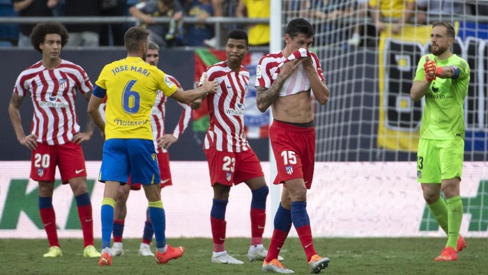 Atletico Madrids Montenegrin defender Stefan Savic (C) reacts during the Spanish league football match between Cadiz CF and Club Atletico de Madrid at the Nuevo Mirandilla stadium in Cadiz on October 29, 2022. (Photo by JORGE GUERRERO / AFP) (Photo by JORGE GUERRERO/AFP via Getty Images)