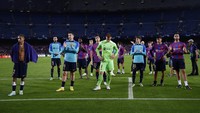 Barcelona turut terlempar dari Liga Champions ke Liga Europa karena finis ketiga di Grup C. Foto: (AP)
