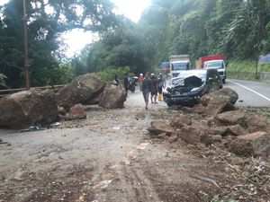 Penampakan Ngerinya Batu yang Longsor Timpa 2 Mobil di Cadas Pangeran Penampakan Ngerinya Batu yang Longsor Timpa 2 Mobil di Cadas Pangeran