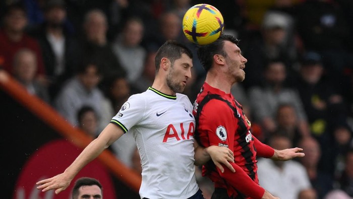 TOPSHOT - Tottenham Hotspurs Welsh defender Ben Davies (L) vies with Bournemouths Welsh striker Kieffer Moore (R) during the English Premier League football match between Bournemouth and Tottenham Hotspur at the Vitality Stadium in Bournemouth, southern England on October 29, 2022. - RESTRICTED TO EDITORIAL USE. No use with unauthorized audio, video, data, fixture lists, club/league logos or live services. Online in-match use limited to 120 images. An additional 40 images may be used in extra time. No video emulation. Social media in-match use limited to 120 images. An additional 40 images may be used in extra time. No use in betting publications, games or single club/league/player publications. (Photo by Daniel LEAL / AFP) / RESTRICTED TO EDITORIAL USE. No use with unauthorized audio, video, data, fixture lists, club/league logos or live services. Online in-match use limited to 120 images. An additional 40 images may be used in extra time. No video emulation. Social media in-match use limited to 120 images. An additional 40 images may be used in extra time. No use in betting publications, games or single club/league/player publications. / RESTRICTED TO EDITORIAL USE. No use with unauthorized audio, video, data, fixture lists, club/league logos or live services. Online in-match use limited to 120 images. An additional 40 images may be used in extra time. No video emulation. Social media in-match use limited to 120 images. An additional 40 images may be used in extra time. No use in betting publications, games or single club/league/player publications. (Photo by DANIEL LEAL/AFP via Getty Images)