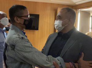 Sandiaga Panggil Cagub Sambil Peluk Bupati Tangerang Sandiaga Panggil Cagub Sambil Peluk Bupati Tangerang