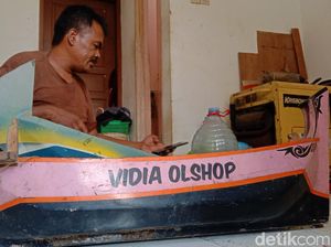 Curhat Perajin Replika Perahu Khas Indramayu