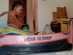 Curhat Perajin Replika Perahu Khas Indramayu