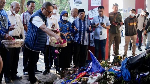 Foto-foto Zulhas Tabur Bunga di Stadion Kanjuruhan