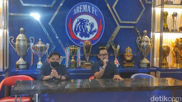 Gilang Widya Pramana mundur dari jabatan Presiden Arema FC. Keputusan Gilang disampaikan dalam konferensi pers hari ini.