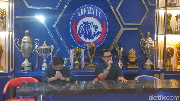 Gilang Widya Pramana mundur dari jabatan Presiden Arema FC. Keputusan Gilang disampaikan dalam konferensi pers hari ini.