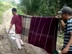 Hendak Melahirkan, Ibu di Pandeglang Ditandu Gegara Jalan Rusak Parah