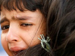 Isak Tangis Iringi Pemakaman Warga Palestina yang Dibunuh Israel Isak Tangis Iringi Pemakaman Warga Palestina yang Dibunuh Israel