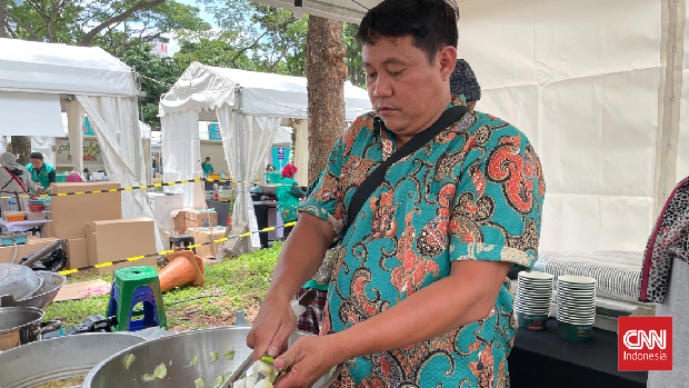 Sate Kuah Pontianak Bang Anek disajikan dengan bumbu kacang dan kuah berempah, salah satu kuliner nusantara unik di Festival Jajanan Bango, pada Jumat (28/10).
