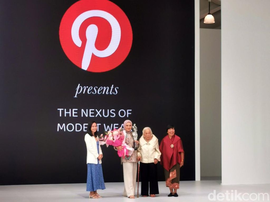 Buttonscarves Raih Pia Alisjahbana Award di Jakarta Fashion Week 2023 Buttonscarves Raih Pia Alisjahbana Award di Jakarta Fashion Week 2023