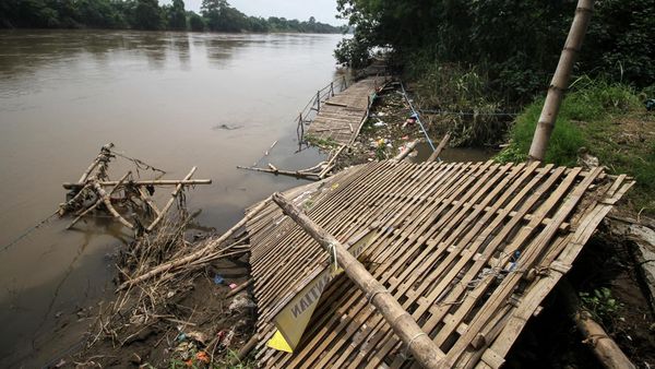 Jembatan di Mojokerto Rusak Diterjang Arus Sungai