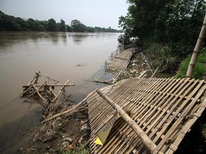 Jembatan di Mojokerto Rusak Diterjang Arus Sungai