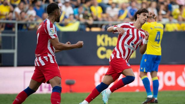 Atletico Madrid's Portuguese forward Joao Felix (R) celebrates after scoring his team's second goal during the Spanish league football match between Cadiz CF and Club Atletico de Madrid at the Nuevo Mirandilla stadium in Cadiz on October 29, 2022. (Photo by JORGE GUERRERO / AFP) (Photo by JORGE GUERRERO/AFP via Getty Images)